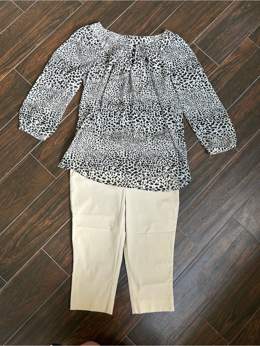 Chico’s Animal Print 3/4 Sleeve Top And Tan Capri Pants Outfit